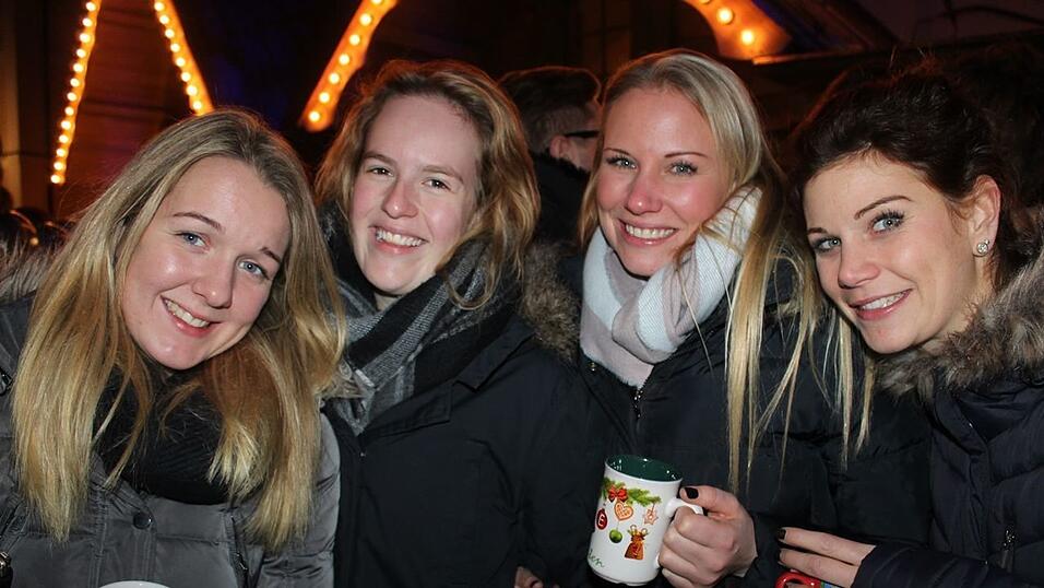 Seit einigen Jahren gehört auch die Weihnachtspyramide am Bischof-Sailer-Platz zur festen Institution zur Weihnachtszeit in Landshut, und ist vor allem bei der jüngeren Generation sehr beliebt. Seit einigen Jahren gehört auch die Weihnachtspyramide am Bischof-Sailer-Platz zur festen Institution zur Weihnachtszeit in Landshut, und ist vor allem bei der jüngeren Generation sehr beliebt.