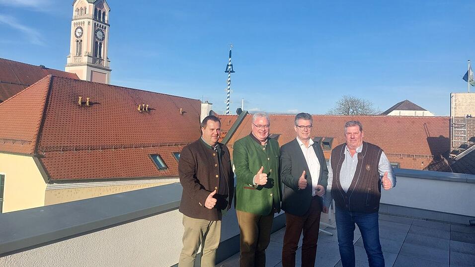 Vorfreude auf das Plattlinger Volksfest: (v. l.) Arcobr&auml;u-Verkaufsleiter Alexander Strobl, Brauereidirektor Holger Fichtel, B&uuml;rgermeister Hans Schmalhofer und Festwirt Jochen M&ouml;rz.