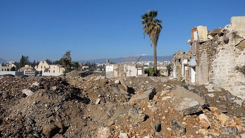 Links ist die Fassade der Kirche inmitten der Zerst&ouml;rung zu sehen.