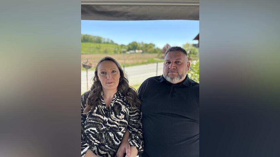 Marion Plobner-Sommer mit ihrem Mann Andreas, der seit einer Coronainfaktion vor über fünf Jahren am Fatigue-Syndrom leidet. Er erzählt, was das bedeutet, um für die Erkrankung zu sensibilisieren - Mediziner genauso wie die Öffentlichkeit. Marion Plobner-Sommer mit ihrem Mann Andreas, der seit einer Coronainfaktion vor über fünf Jahren am Fatigue-Syndrom leidet. Er erzählt, was das bedeutet, um für die Erkrankung zu sensibilisieren - Mediziner genauso wie die Öffentlichkeit.