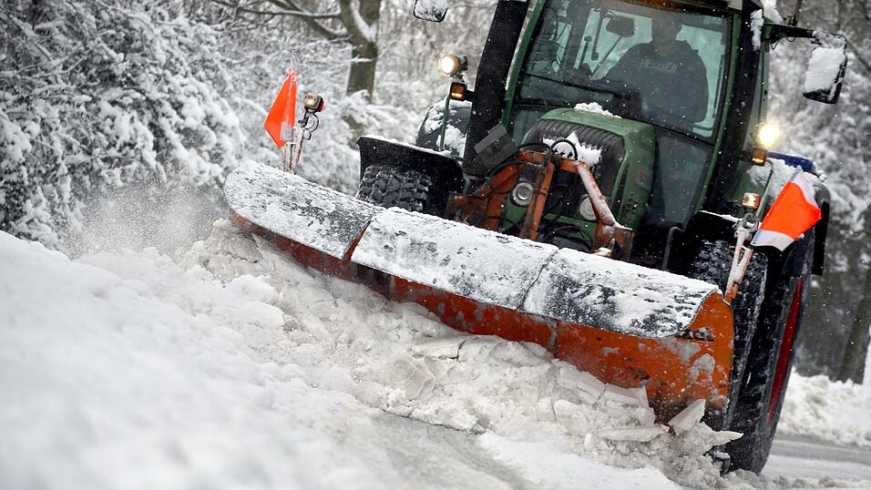 Nach einer kurzen Atempause am Montag meldete sich am Dienstag der Schnee zurück (Symbolbild). Nach einer kurzen Atempause am Montag meldete sich am Dienstag der Schnee zurück (Symbolbild).