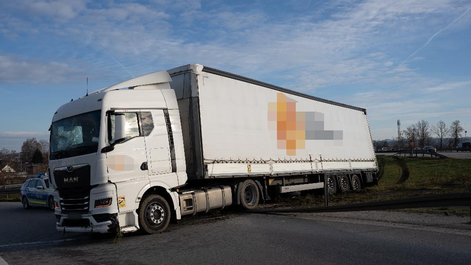 Vermutlich aus Unachtsamkeit kam der Fahrer von der Fahrbahn ab.