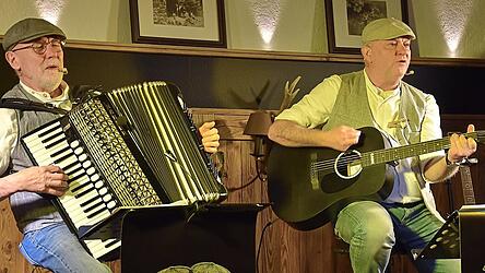 Paul Karmann und Carlos Steinbei&szlig;er pr&auml;sentierten vor ausverkauftem Saal Lieder mit Kultstatus.