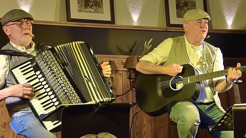 Paul Karmann und Carlos Steinbei&szlig;er pr&auml;sentierten vor ausverkauftem Saal Lieder mit Kultstatus.