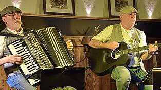 Paul Karmann und Carlos Steinbei&szlig;er pr&auml;sentierten vor ausverkauftem Saal Lieder mit Kultstatus.