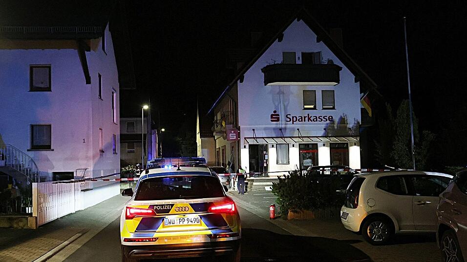 In Waldaschaff wurde ein Geldautomat gesprengt. Die dazugehörige Sparkassenfiliale ist in einem bewohnten Mehrfamilienhaus untergebracht. In Waldaschaff wurde ein Geldautomat gesprengt. Die dazugehörige Sparkassenfiliale ist in einem bewohnten Mehrfamilienhaus untergebracht.