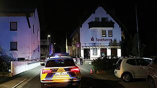 In Waldaschaff wurde ein Geldautomat gesprengt. Die dazugeh&ouml;rige Sparkassenfiliale ist in einem bewohnten Mehrfamilienhaus untergebracht.