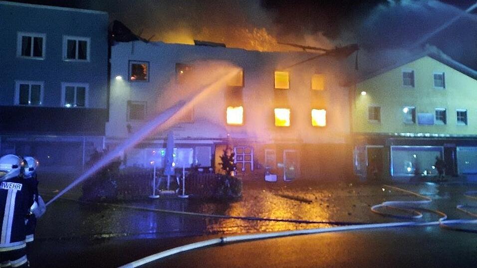 Bilder des Gro&szlig;brands in Aidenbach.