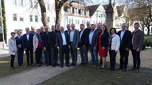Landrat Werner Bumeder und B&uuml;rgermeistersprecher G&uuml;nter Schuster mit den B&uuml;rgermeistern der Landkreiskommunen sowie den Referenten der Tagung