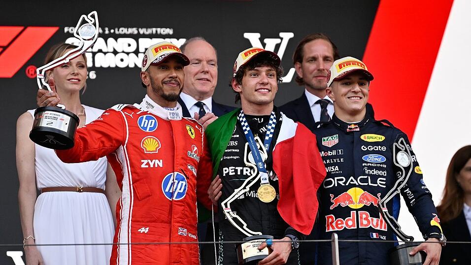 Lewis Hamilton ist &auml;lter als Monaco-Sieger Kimi Antonelli (M) und der Dritte Isack Hadjar (r) zusammen.