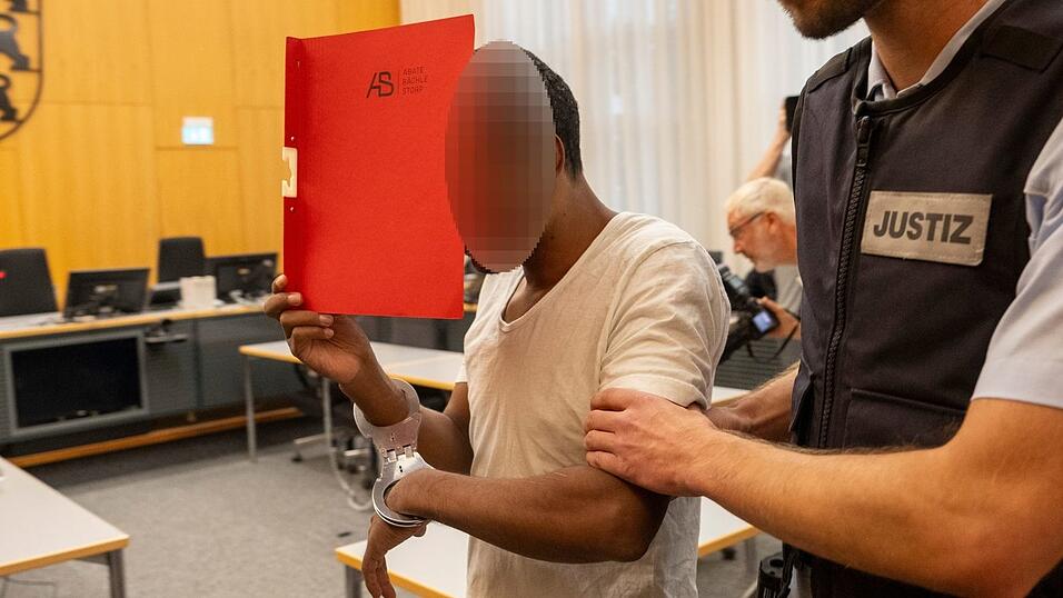 Der Angeklagte hatte den Angestellten eines Elektrofachmarktes aus dem Nichts heraus angegriffen. (Archivfoto)