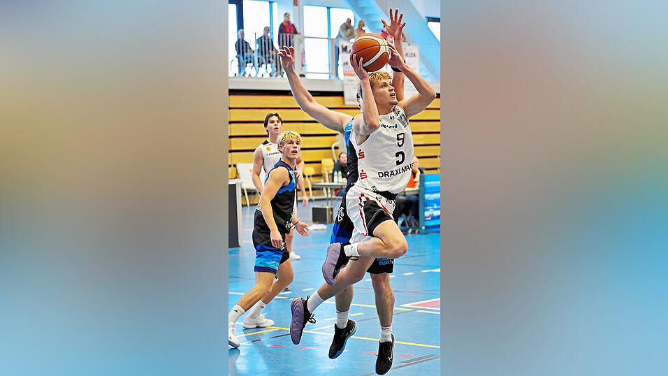 Ungewohntes Gefühl: Mattis Urbanke (am Ball) und seine Baskets Vilsbiburg mussten sich nach zuletzt zwei Siegen beim Tabellenführer TS Jahn München geschlagen geben. Ungewohntes Gefühl: Mattis Urbanke (am Ball) und seine Baskets Vilsbiburg mussten sich nach zuletzt zwei Siegen beim Tabellenführer TS Jahn München geschlagen geben.