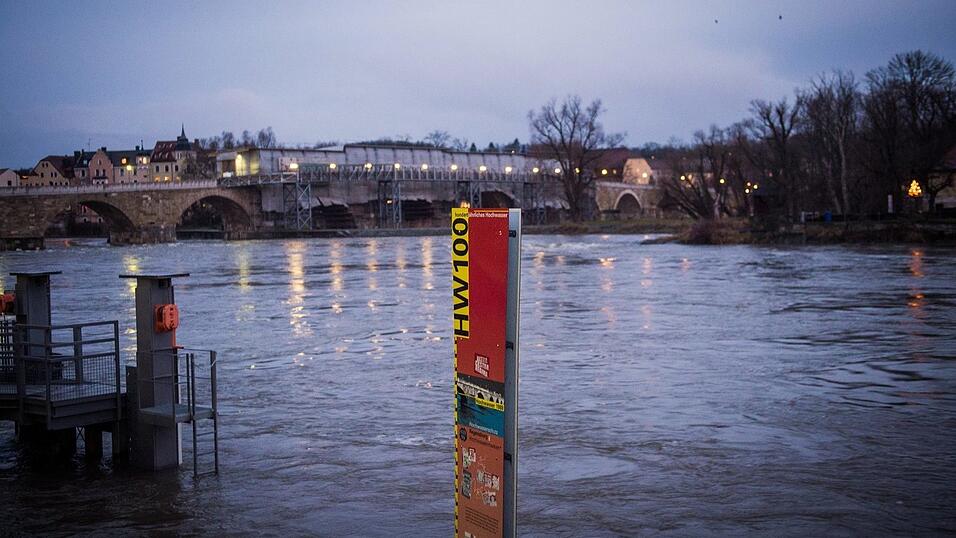 Regensburg bereitet sich auf das Hochwasser vor.