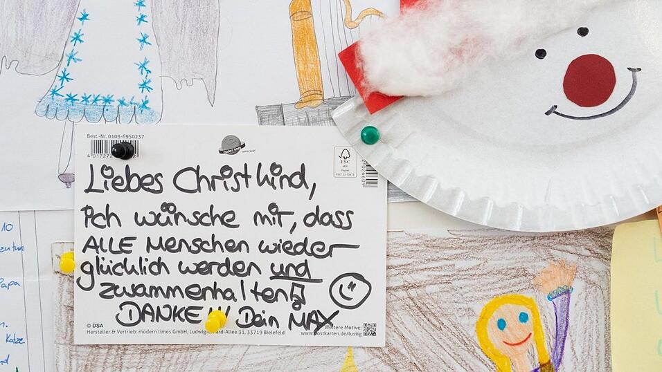 'Liebes Christkind, ...' - Briefe von Kindern an das Christkind h&auml;ngen an einer Tafel im Weihnachtspostamt.