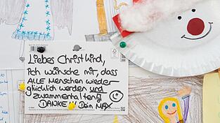 'Liebes Christkind, ...' - Briefe von Kindern an das Christkind h&auml;ngen an einer Tafel im Weihnachtspostamt.