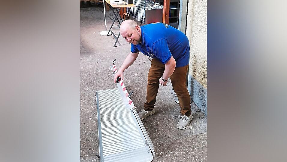 Florian W&uuml;hr klappt die Rampe aus: Das ist mit wenigen Handgriffen getan.