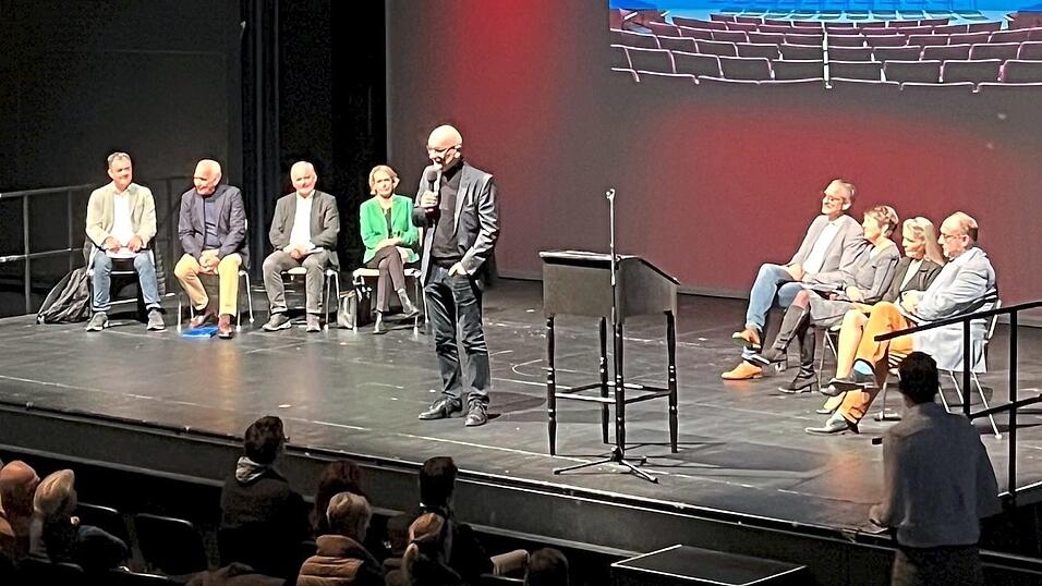 Oberb&uuml;rgermeister Alexander Putz steht bei der Mitgliederversammlung der Theaterfreunde im Theaterzelt auf der B&uuml;hne und erkl&auml;rt dem Vorstand und den Mitgliedern die angespannte Haushaltslage.