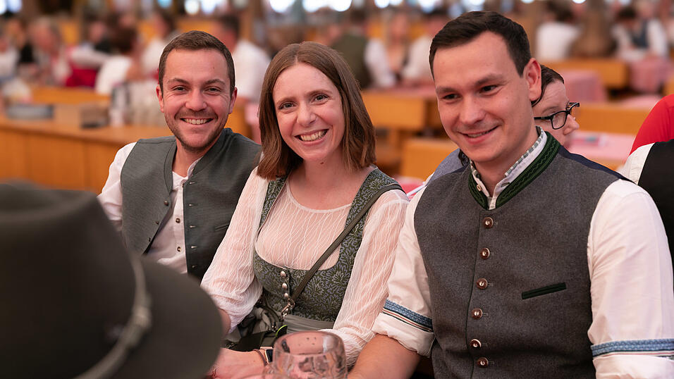 Die Partybilder vom Dienstag, 12. August, aus dem Festzelt Krönner. Die Partybilder vom Dienstag, 12. August, aus dem Festzelt Krönner.