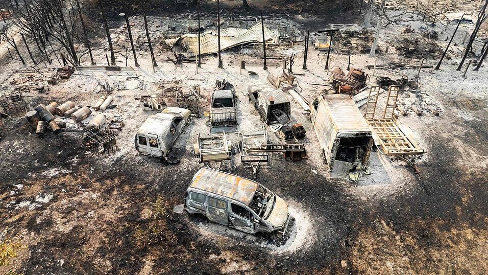 Aus der Luft sind ausgebrannte Autos nach einem Waldbrand zu sehen. Aus der Luft sind ausgebrannte Autos nach einem Waldbrand zu sehen.