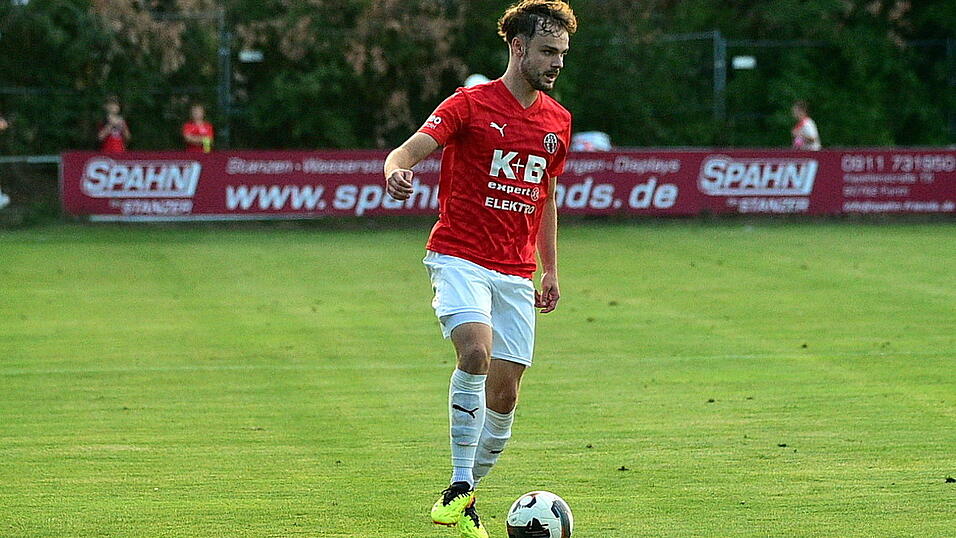 Gerd Müller war von kleiner Statur, wenn dessen „Enkel“ in Cham auflaufen, haben es Simon Haimerl und Co. mit sehr groß gewachsenen Spielern zu tun. Hohe Flanken in den Strafraum sind da wenig vielversprechend. Gerd Müller war von kleiner Statur, wenn dessen „Enkel“ in Cham auflaufen, haben es Simon Haimerl und Co. mit sehr groß gewachsenen Spielern zu tun. Hohe Flanken in den Strafraum sind da wenig vielversprechend.