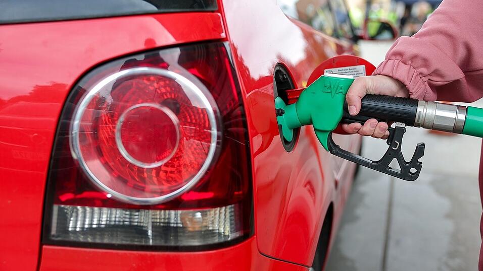 Autofahrer sollen vom Tankrabatt profitieren. (Symbolbild) Autofahrer sollen vom Tankrabatt profitieren. (Symbolbild)