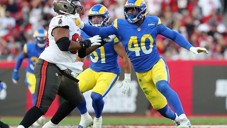 Von Miller: Von Miller (r.) ist 32 Jahre alt und ein erfahrener NFL-Profi - diese Saison ist trotzdem ganz neu für ihn. 'Als ich schlafen ging war ich ein Bronco, als ich aufwachte ein Ram', erzählte er von seinem unerwarteten Wechsel nach Los Angeles mitten in der Saison. Wie man einen Super Bowl gewinnt, weiß der Verteidiger aber: Als die Denver Broncos Super Bowl 50 gewannen, war er dabei so gut, dass er - und nicht Quarterback Peyton Manning - zum wertvollsten Spieler der Partie gewählt wurde. Von Miller: Von Miller (r.) ist 32 Jahre alt und ein erfahrener NFL-Profi - diese Saison ist trotzdem ganz neu für ihn. 'Als ich schlafen ging war ich ein Bronco, als ich aufwachte ein Ram', erzählte er von seinem unerwarteten Wechsel nach Los Angeles mitten in der Saison. Wie man einen Super Bowl gewinnt, weiß der Verteidiger aber: Als die Denver Broncos Super Bowl 50 gewannen, war er dabei so gut, dass er - und nicht Quarterback Peyton Manning - zum wertvollsten Spieler der Partie gewählt wurde.