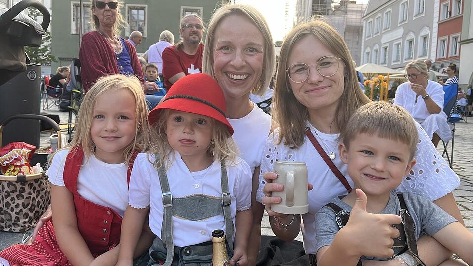 Mit Brotzeit, Getr&auml;nken und z&uuml;nftiger Musi l&auml;uteten die Straubingerinnen und Straubinger voller Vorfreude ihre 'F&uuml;nfte Jahreszeit' ein.