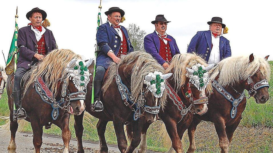 Von Walter Pfeffer (links) hatte Erich Miethaner einige Jahre ein Pfingstross ausgeliehen. Mit Willi Schedlbauer (2.v.l.) und dem bereits verstorbenen Reinhard M&uuml;hlbauer (r.) bildeten sie eine ansehnliche Gruppe beim Gel&ouml;bnisritt.