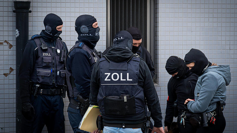 Mitarbeiter des Zolls führen eine Durchsuchung im Zusammenhang mit Bekämpfung von Schwarzarbeit durch.