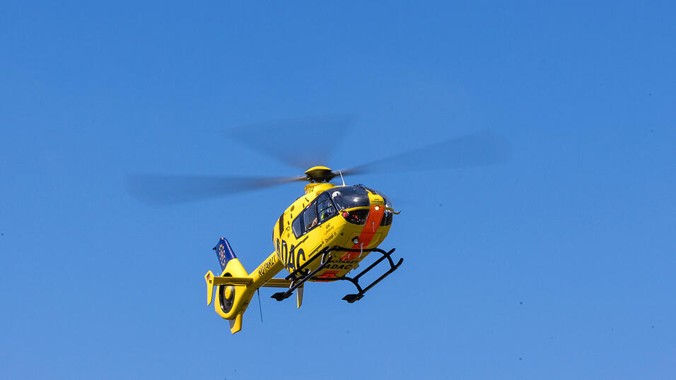 Der 64-Jährige wurde mit einem Rettungshubschrauber in ein Krankenhaus gebracht. (Symbolbild) Der 64-Jährige wurde mit einem Rettungshubschrauber in ein Krankenhaus gebracht. (Symbolbild)