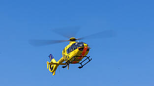 Der 64-Jährige wurde mit einem Rettungshubschrauber in ein Krankenhaus gebracht. (Symbolbild)