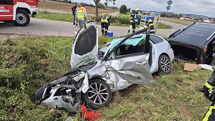 Zwei Fahrzeuge sind zusammengestoßen. 