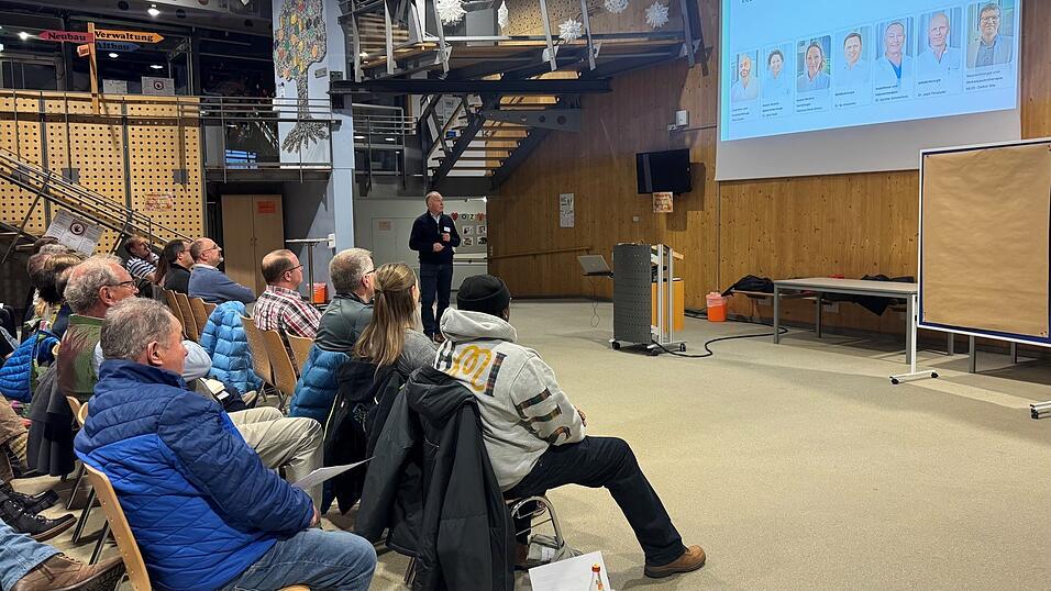 Dr. Günther Schmerbeck, Ärztlicher Direktor an der Arberlandklinik in Viechtach, ging auf das stationäre Leistungsspektrum der Krankenhäuser ein.