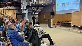 Dr. Günther Schmerbeck, Ärztlicher Direktor an der Arberlandklinik in Viechtach, ging auf das stationäre Leistungsspektrum der Krankenhäuser ein.