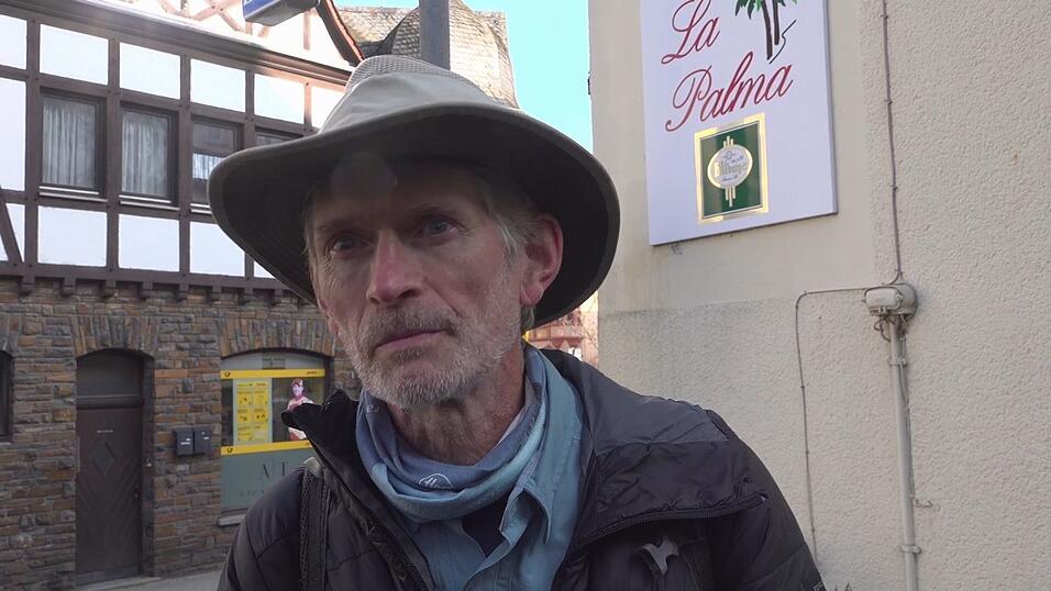 Meteoritenj&auml;ger Thierry Monter ist aus Frankreich zum Einschlagort in Koblenz angereist.