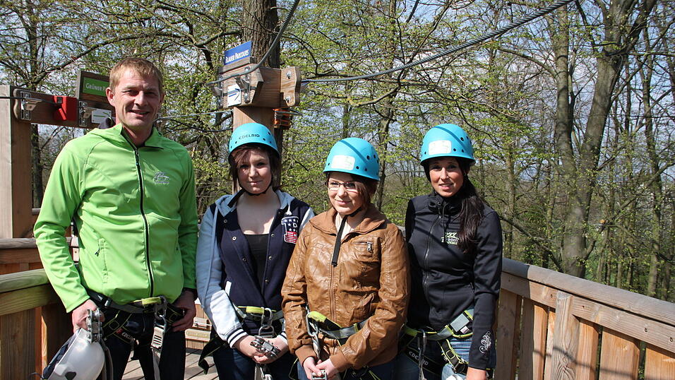 Marketing-Leiter Christian Kremer f&uuml;hrte die beiden Freistunde-Gewinnerinnen Patricia Setz und Natalie Fischer (v.l.) durch den Kletterpark. Mit dabei war auch Sonja Fischer, ebenfalls von der Marketing-Abteilung der Erlebnis-Akademie.