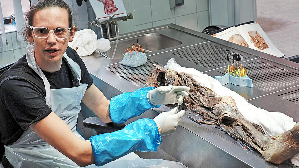 Felix Krause ist Plastinationsassistent. Seinen Arbeitsplatz kennen andere nur aus Albträumen.