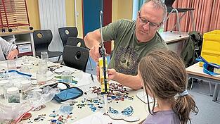 Vergangenes Jahr zeigte Zbigniew Kosowski, wie man Friedenstauben mit Mosaiken verziert.