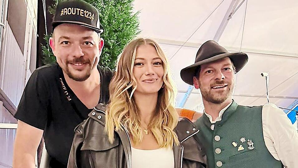 Sängerin Leony zusammen mit den beiden Festwirten Markus Späth und Michael Mühlbauer junior. Sängerin Leony zusammen mit den beiden Festwirten Markus Späth und Michael Mühlbauer junior.