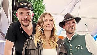 Sängerin Leony zusammen mit den beiden Festwirten Markus Späth und Michael Mühlbauer junior. Sängerin Leony zusammen mit den beiden Festwirten Markus Späth und Michael Mühlbauer junior.