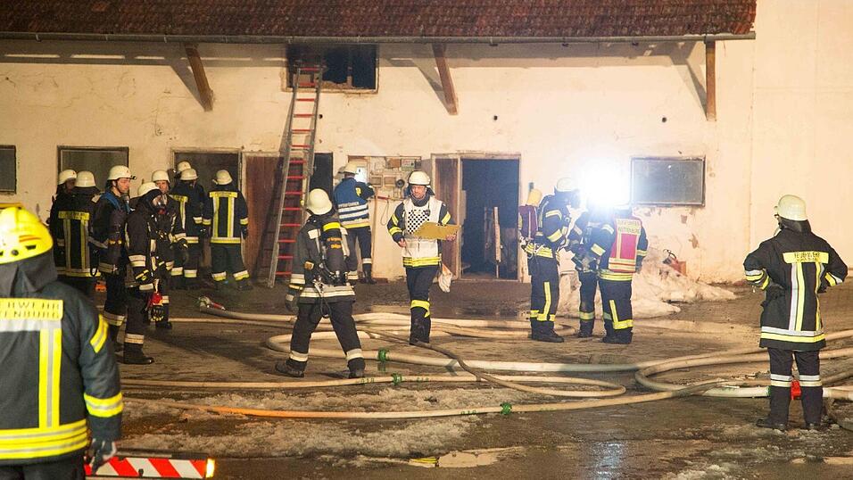 Auf einem landwirtschaftlichen Anwesen in Bibelsbach (Landkreis Landshut) ist am Freitagnachmittag ein Brand ausgebrochen. Auf einem landwirtschaftlichen Anwesen in Bibelsbach (Landkreis Landshut) ist am Freitagnachmittag ein Brand ausgebrochen.