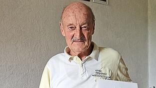 Das Olympia-Maskottchen 'Waldi' und das Anerkennungsschreiben von Innenminister Bruno Merk und Ministerpr&auml;sident Alfons Goppel bewahrt Johann St&ouml;ger noch heute auf.