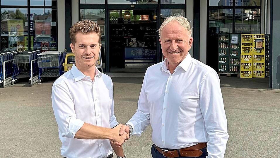 Ludwig Endres (r.) hat seine elf Getr&auml;nkem&auml;rkte ebenso wie den Verwaltungssitz in Landau an Paul Anderl (l.) verkauft.