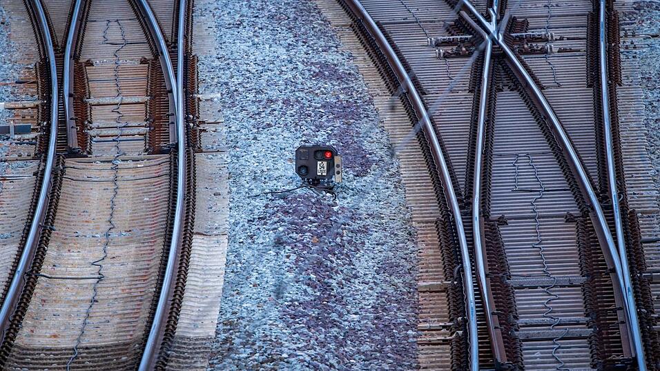 Nach einem Brand an einem Stellwerk in Lehrte ist der Bahnverkehr zwischen Hannover und Berlin eingeschränkt. (Symbolbild)