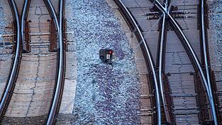Nach einem Brand an einem Stellwerk in Lehrte ist der Bahnverkehr zwischen Hannover und Berlin eingeschränkt. (Symbolbild)