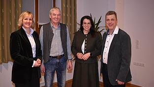 Gratulation f&uuml;r 60 Jahre Ringarbeit: Landtagsabgeordnete Petra H&ouml;gl mit Vorsitzendem Heinz-Peter Clau&szlig;, Staatssekret&auml;rin Martina Englhardt-Kopf und 2. Vorsitzendem Robert Sch&ouml;ls (v.l.).