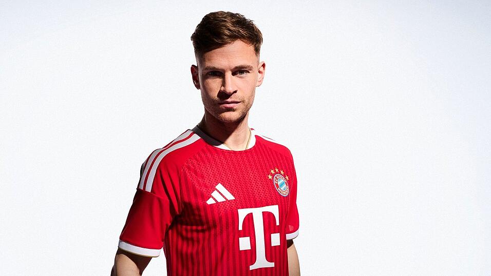 Bayern-Profi Joshua Kimmich zeigt das neue Bayern-Trikot f&uuml;r die kommende Saison.