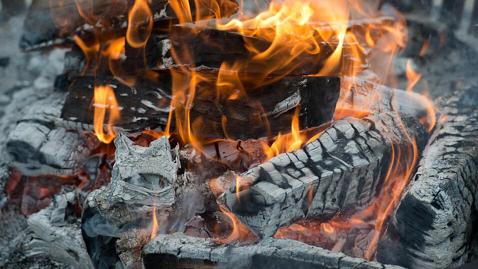 Bisherigen Erkenntnissen zufolge ist das Feuer einer Feuerschale auf das Haus übergegangen. (Symbolbild)