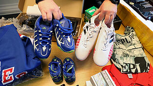 Schuhe, Mode, Motorradhelme: Die Palette von Produktpiraten ist groß. Ihr Ziel fast immer dasselbe: Mit Plagiaten von Markenartikeln Geld verdienen. (Symbolbild) Schuhe, Mode, Motorradhelme: Die Palette von Produktpiraten ist groß. Ihr Ziel fast immer dasselbe: Mit Plagiaten von Markenartikeln Geld verdienen. (Symbolbild)