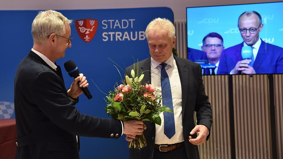 Blumen von Oberbürgermeister Markus Pannermayr für Wahlsieger Alois Rainer (CSU): Von hinten schaut schon Rainers künftiger Chef Friedrich Merz über die Schulter. Blumen von Oberbürgermeister Markus Pannermayr für Wahlsieger Alois Rainer (CSU): Von hinten schaut schon Rainers künftiger Chef Friedrich Merz über die Schulter.